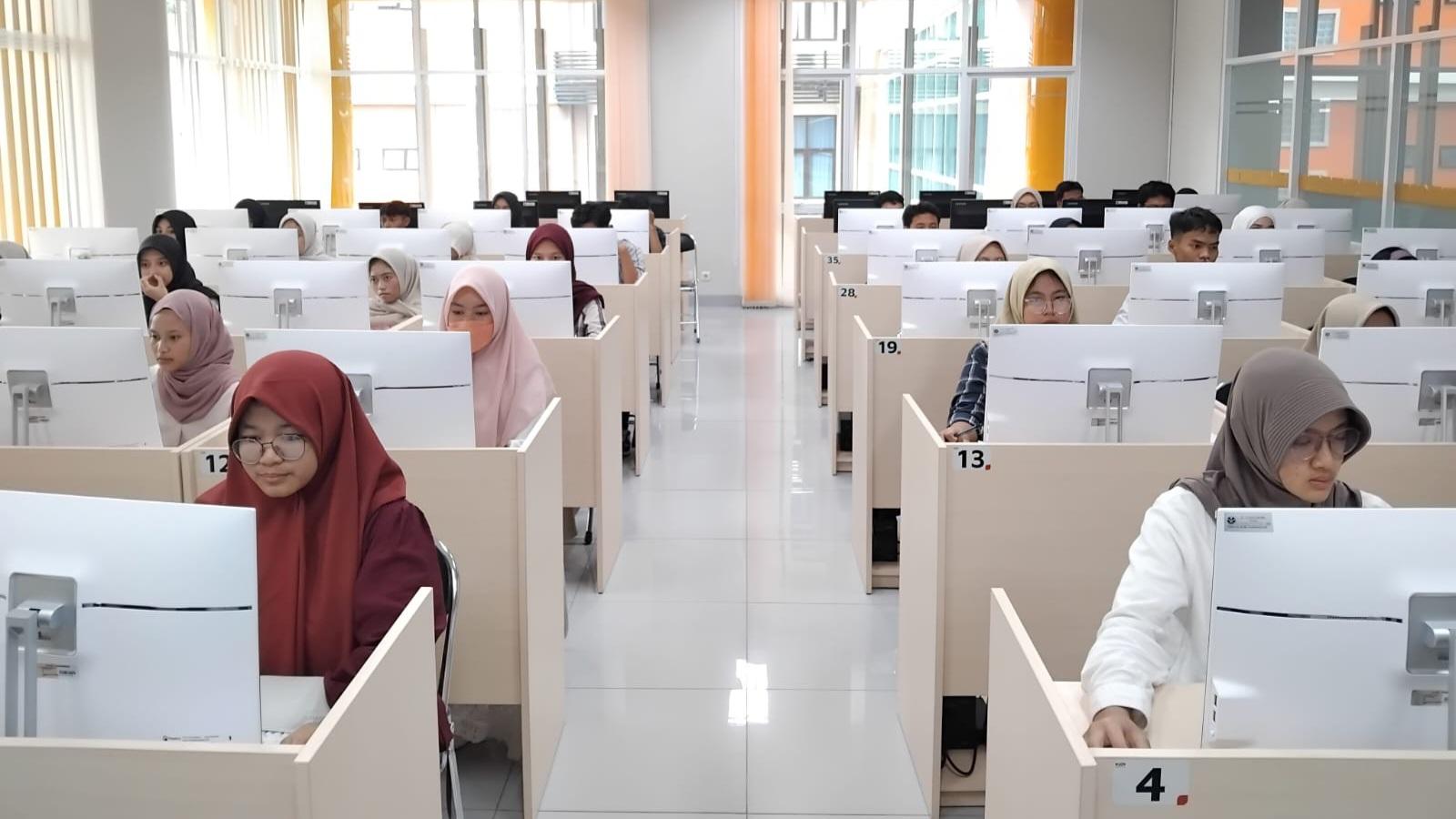 Sejumlah-peserta-saat-mengikuti-UTBK-di-laboraturium-komputer-UPI-beberapa-waktu-lalu.jpg