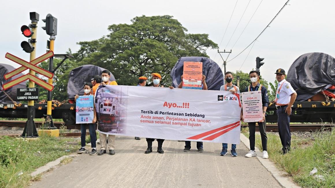 Sejumlah-petugas-membentangkan-spanduk-imbauan-saat-sosialisasi-keselamatan-berlalu-lintas.jpg