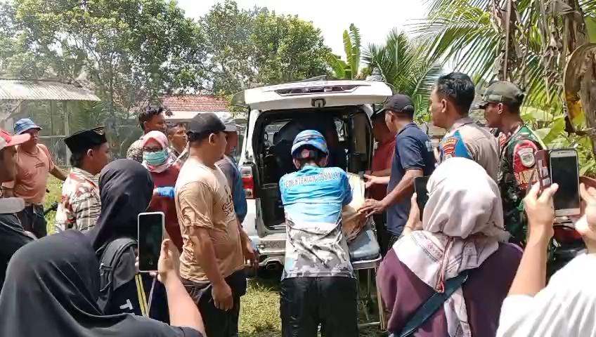 Sejumlah-petugas-mengevakuasi-jenazah-Irin-53-di-Pangandaran.jpg