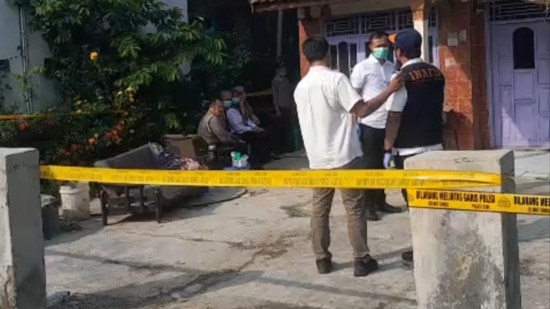 Sejumlah-petugas-sedang-menyelidiki-TKP-seorang-perempuan-yang-tewas-telungkup.jpg