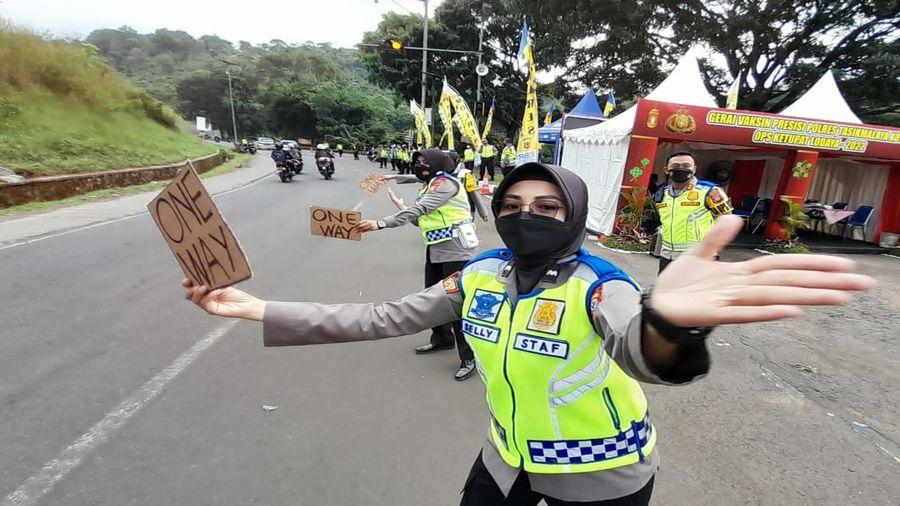 Sejumlah-polwan-anggota-Polres-Tasikmalaya-Kota-bertingkah-simpatik.jpg