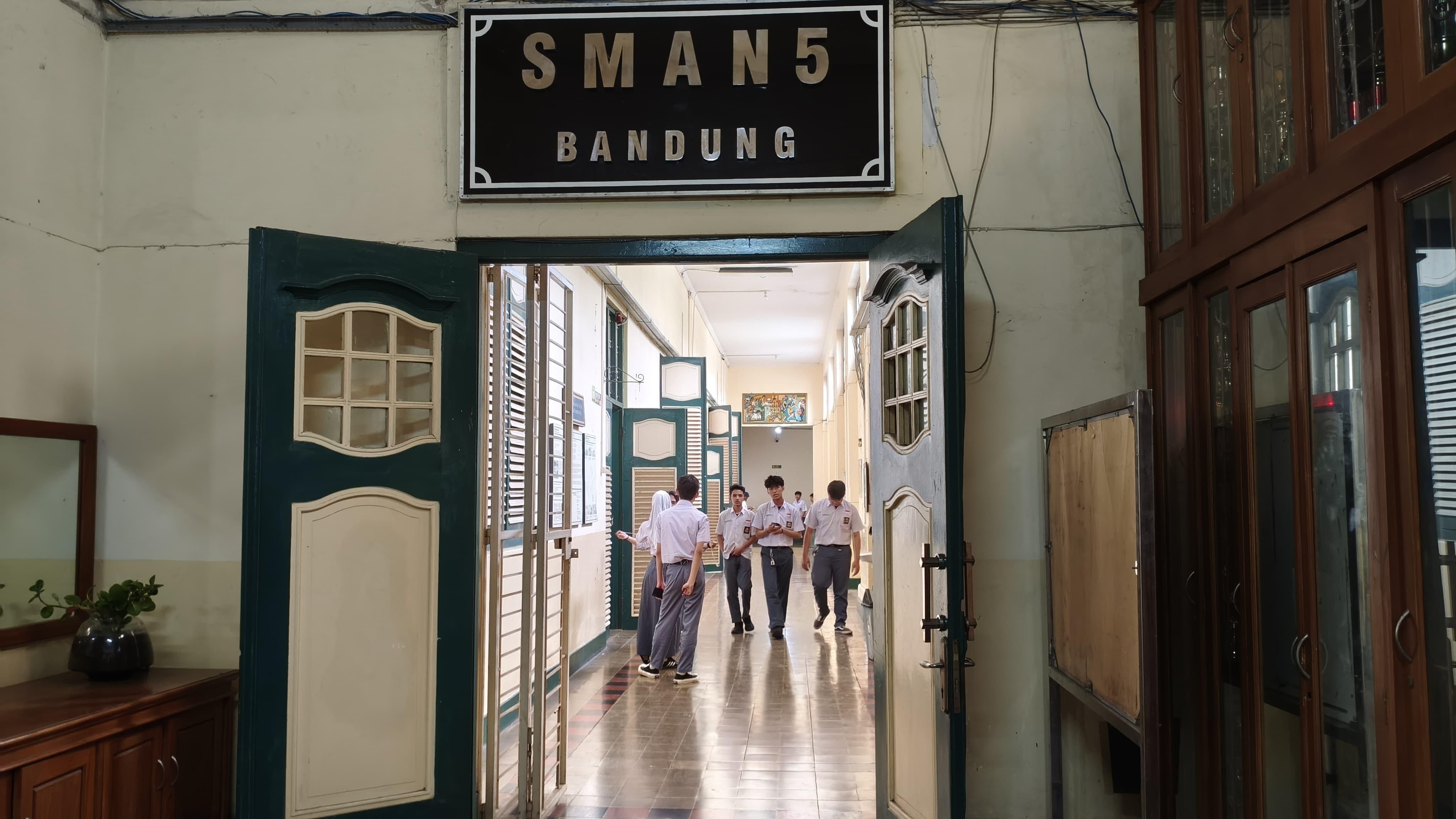 Sejumlah-siswa-kelas-X-saat-beraktivitas-pada-jam-istirahat-di-SMAN-5-Bandung.jpg