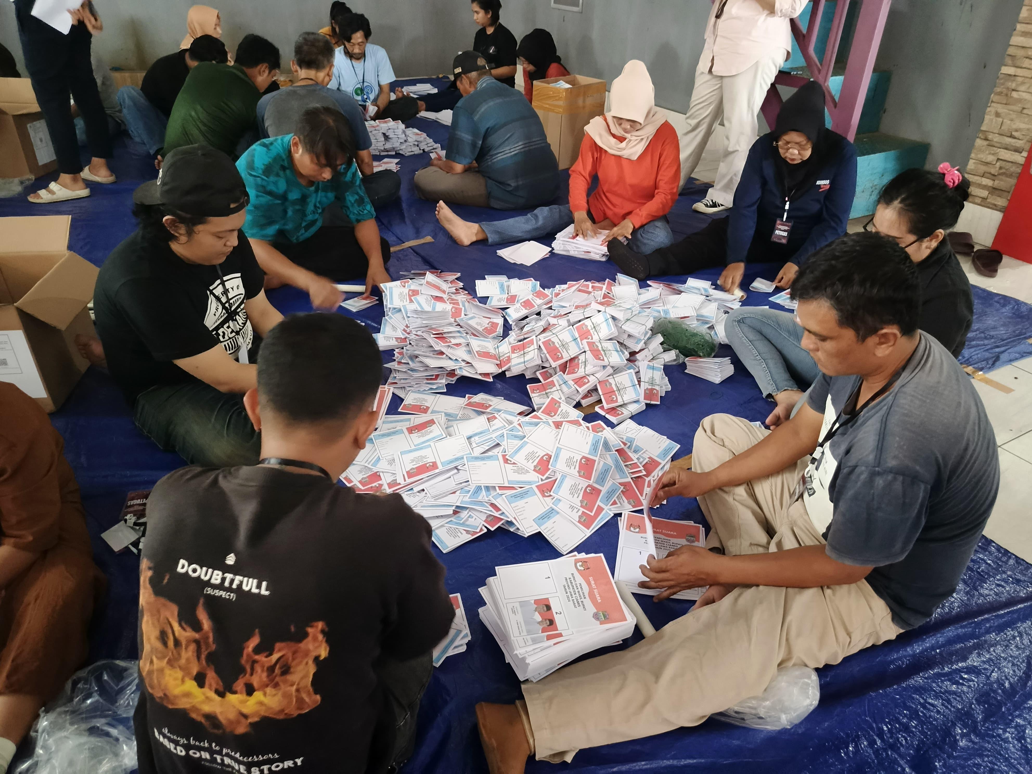Sejumlah-warga-Ciamis-sedang-menyortir-dan-lipat-surat-suara.jpg