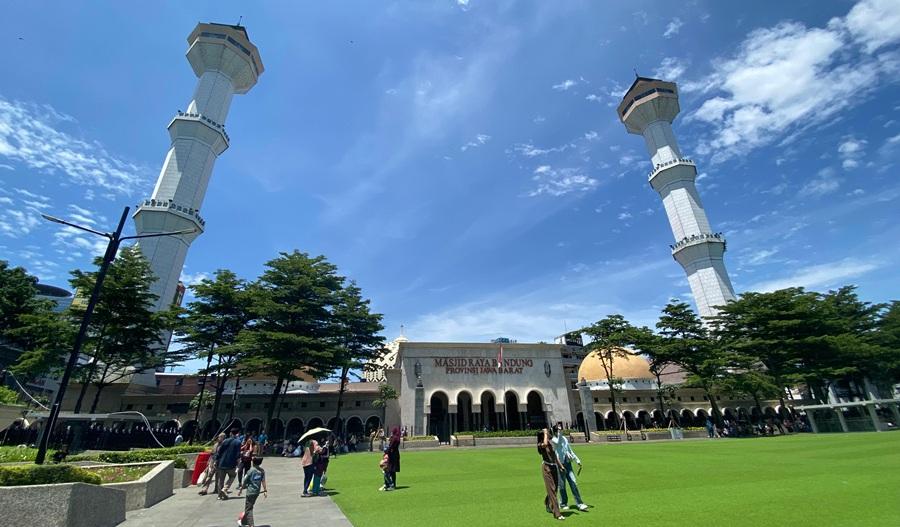 Sejumlah-warga-berjalan-di-taman-rumput-Masjid-Raya-Bandung-Selasa-612025.jpg