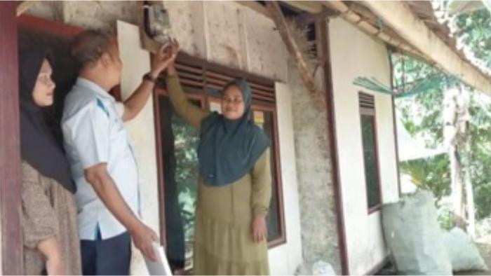 Sejumlah-warga-di-Kecamatan-Tamansari-Kota-Tasikmalaya-setelah-memperoleh.jpg