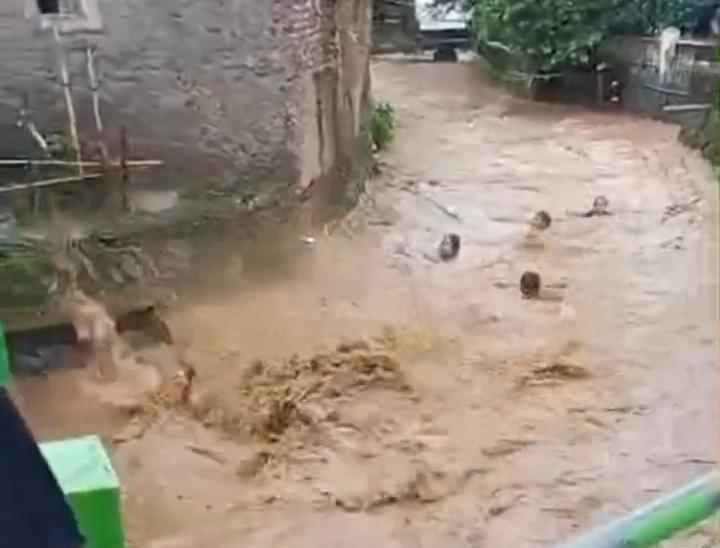 Sejumlah-warga-hanyut-sejumlah-di-Sungai-Cibanjaran.jpg