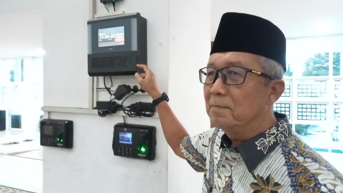Sekda-Kota-Cirebon-menunjukkan-alat-sistem-peringatan-dini-gempa-bumi.jpg