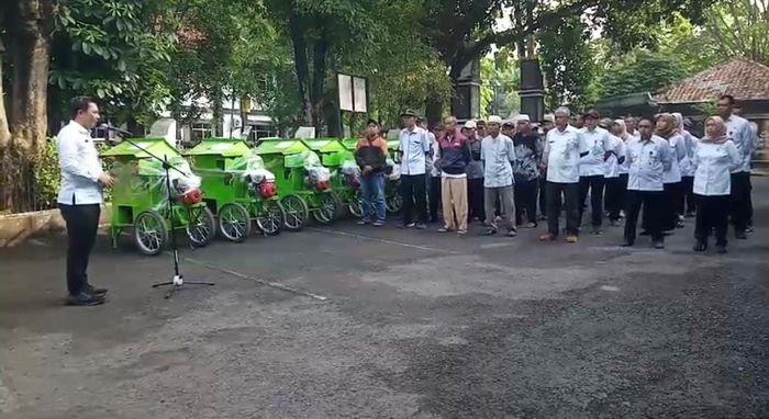 Sekda-Purwakarta-Norman-Nugraha-saat-menyerahkanan-bantuan-15-unit.jpg