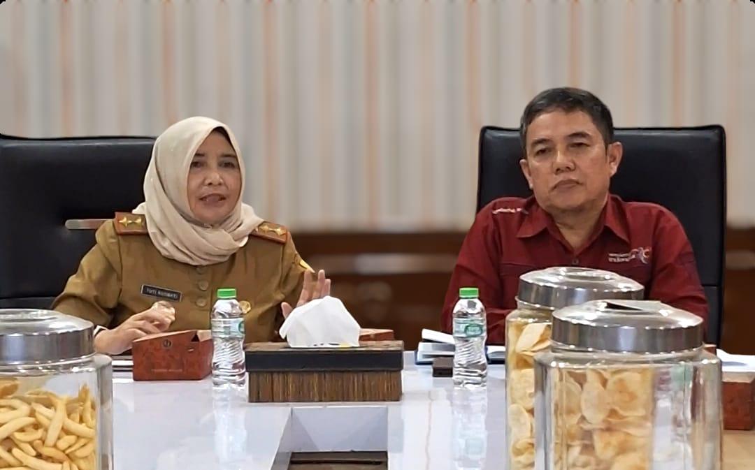 Sekretaris-Daerah-Kabupaten-Sumedang-Tuti-Ruswati-memimpin-rapat.jpg