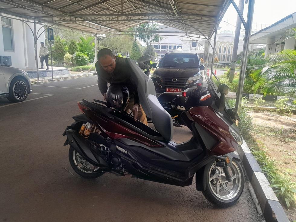 Sekretaris-Daerah-Sekda-Karawang-Asep-Aang-Rahmatullah-pakai-Motor.jpg
