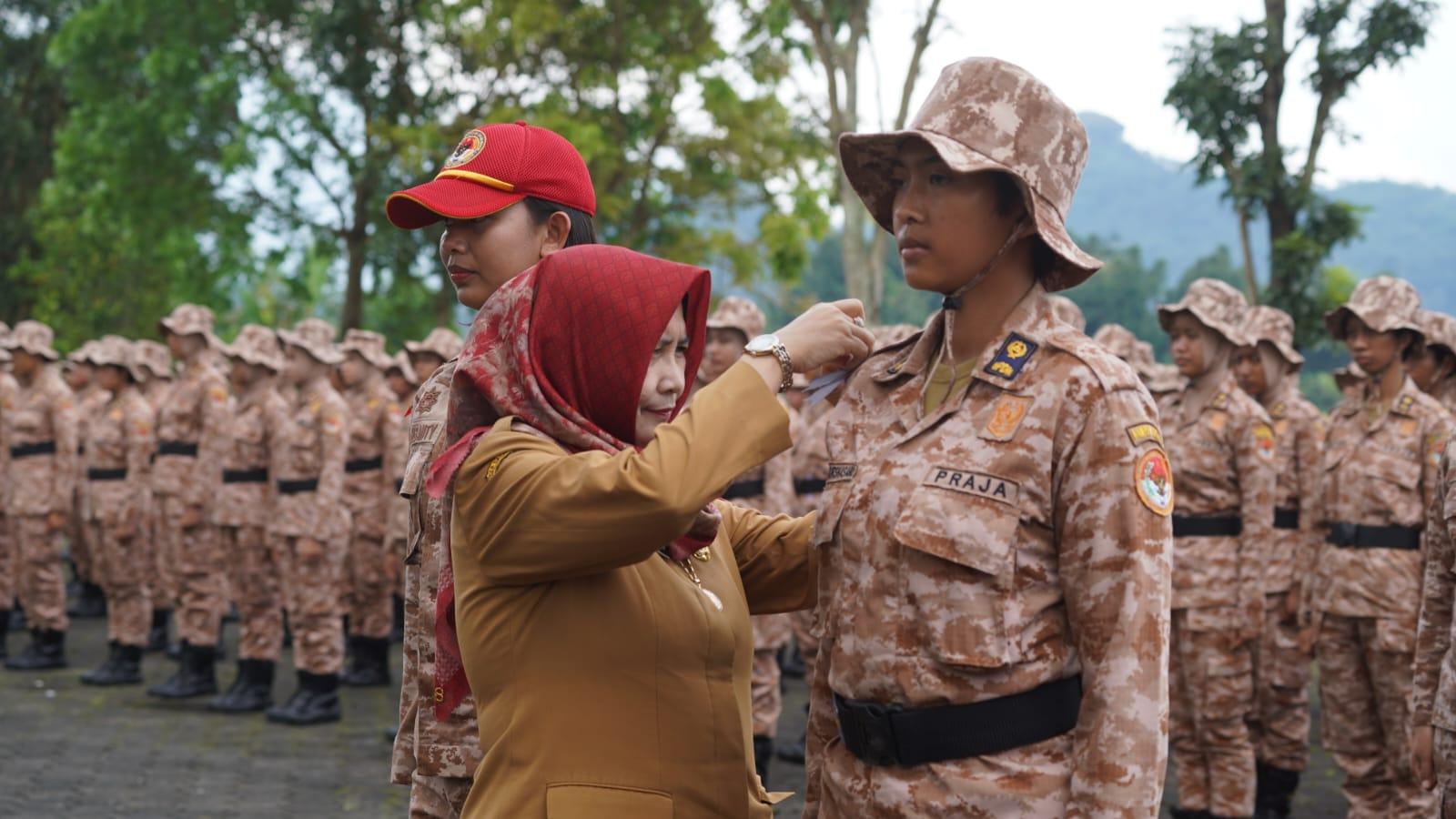 Sekretaris-Daerah-Sumedang-Tuti-Ruswati-saat-melepas325-praja-IPDN.jpg