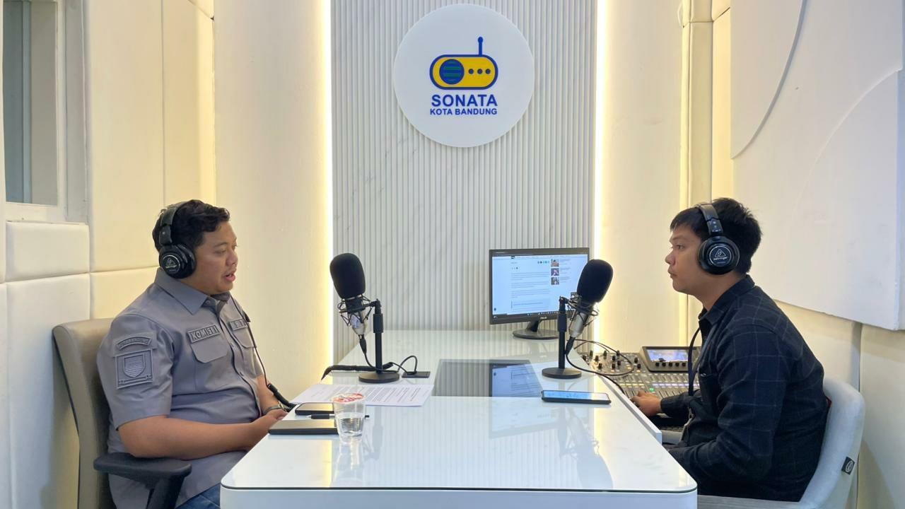 Sekretaris-Komisi-I-DPRD-Kota-Bandung-Susanto-Triyogo-Adiputro-saat-menjadi-narasumber-talk-show.jpg