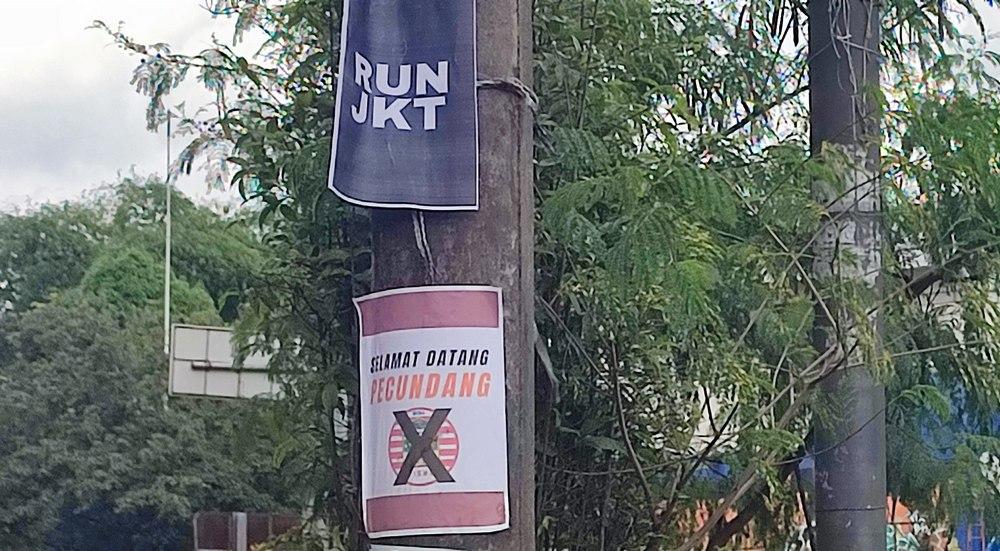 Selebaran-dengan-tulisan-kata-kata-menjatuhka.jpg