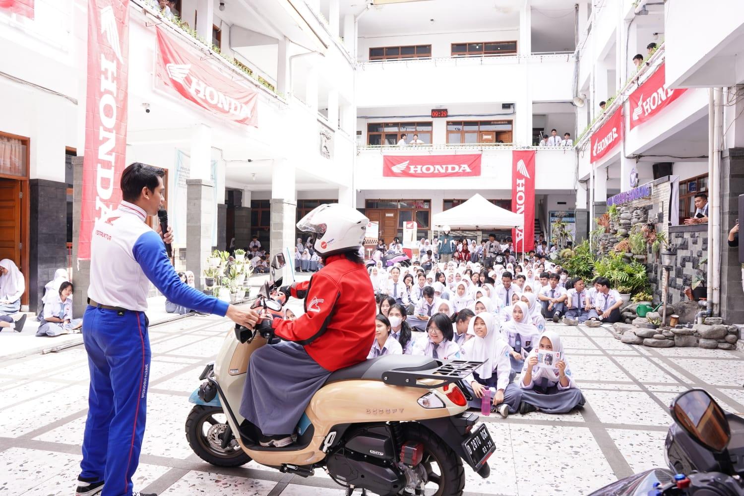 Semarak-School-Roadshow-Honda-Safety-Generation-2026-di-SMAN-6-Bandung.jpg