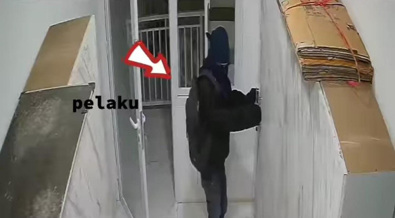 Seorang-ninja-berhasil-menggondol-401-kartu-ATM.jpg
