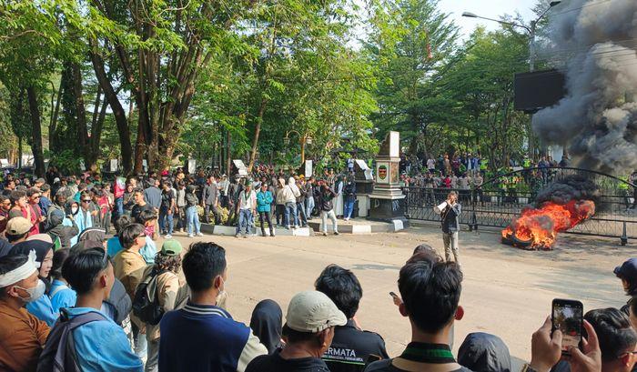 Asap Pekat Membubung di Depan DPRD Purwakarta, Mahasiswa Tak Cuma Soroti Isu Nasional