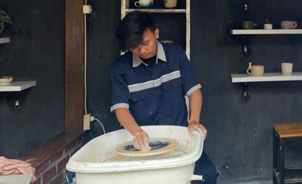 Seorang-pegawai-Elina-Keramik-sedang-membuat-produk-keramik.jpg