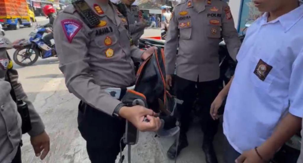 Seorang-pelajar-asal-Sukabumi-diperiksa-Polantas-Polres-Cianjur-Rabu-2472024.jpg