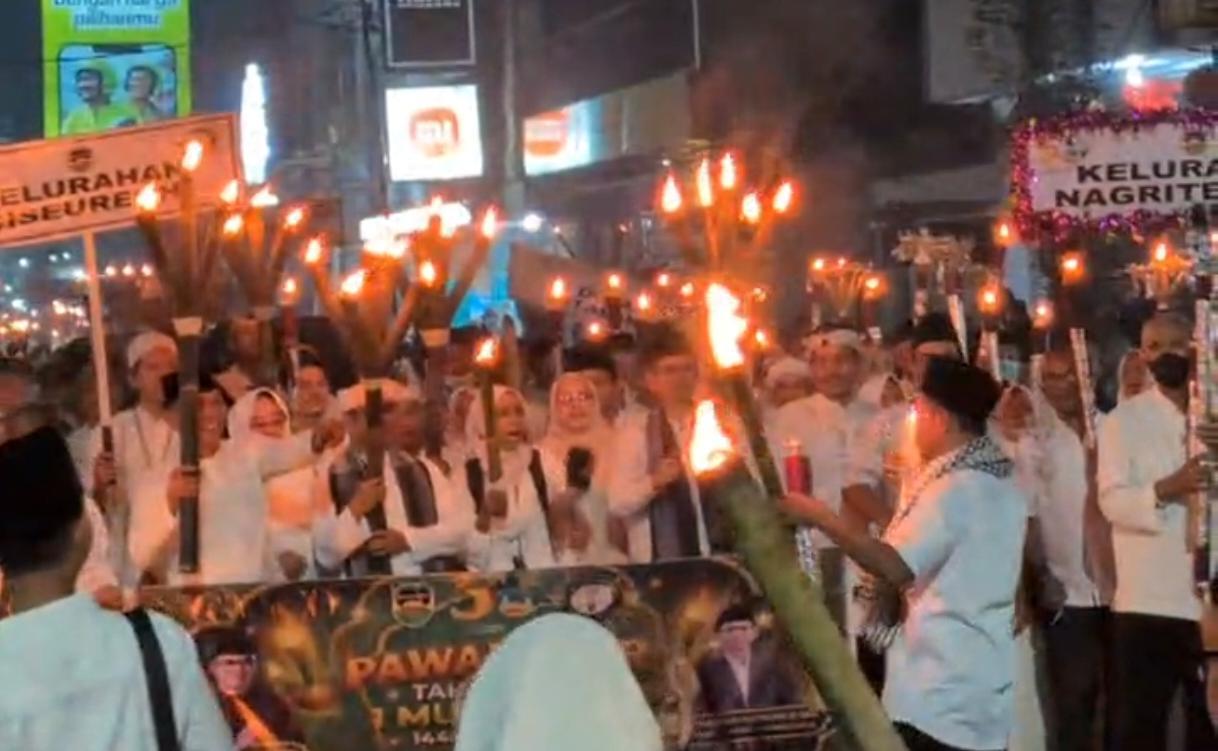 Seorang-peserta-pawai-obor-dalam-rangka-Hari-Jadi-Purwakarta.jpg