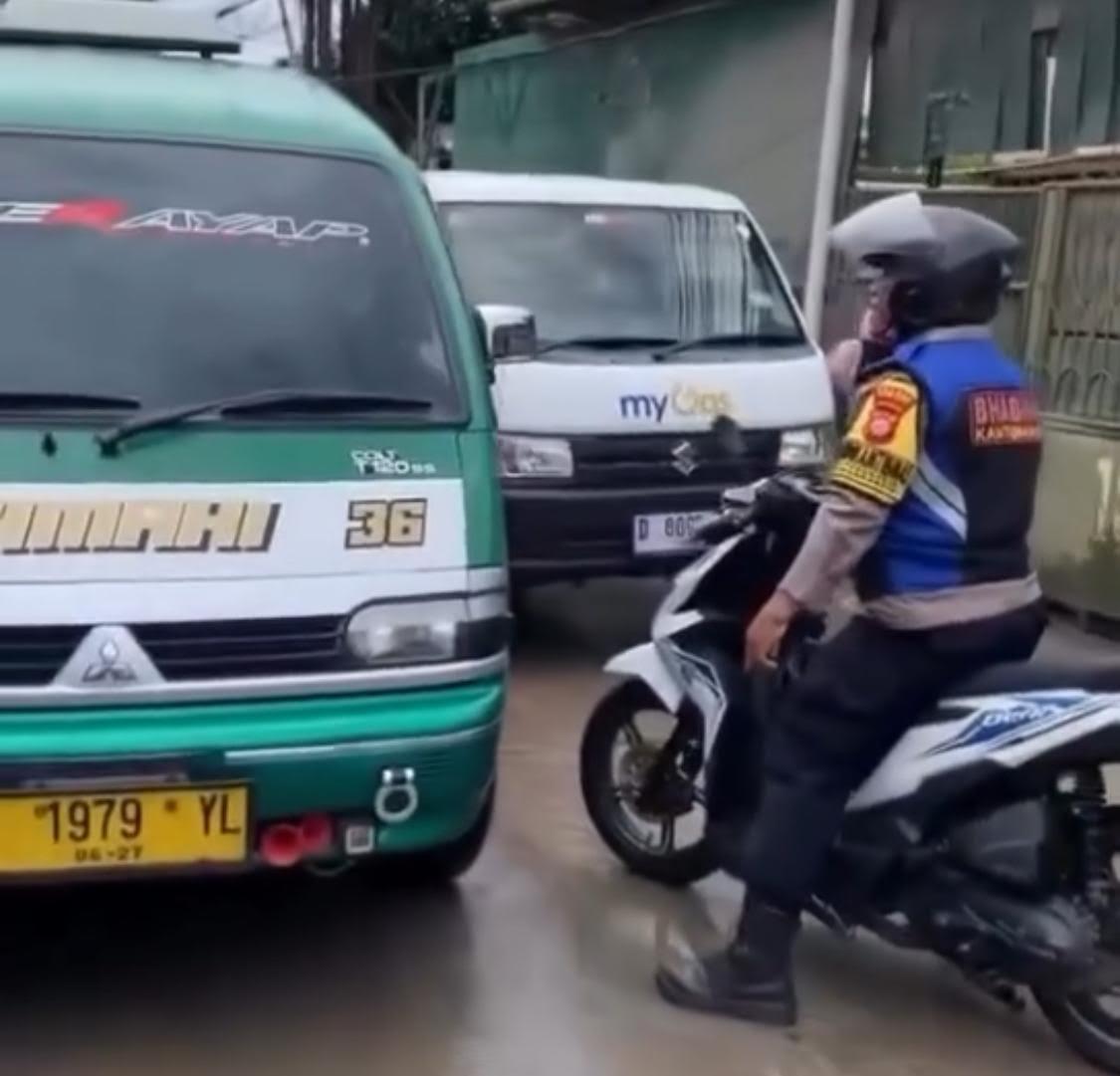 Seorang-polisi-menghampiri-dan-menegur-angkot-Cima.jpg