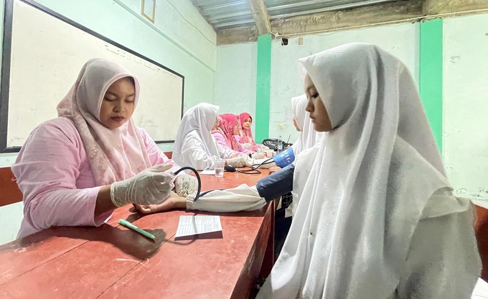 Seorang-siswi-SMP-di-Cirebon-sedang-mengikuti-Program-cek-kesehatan-gratis-CKG.jpg