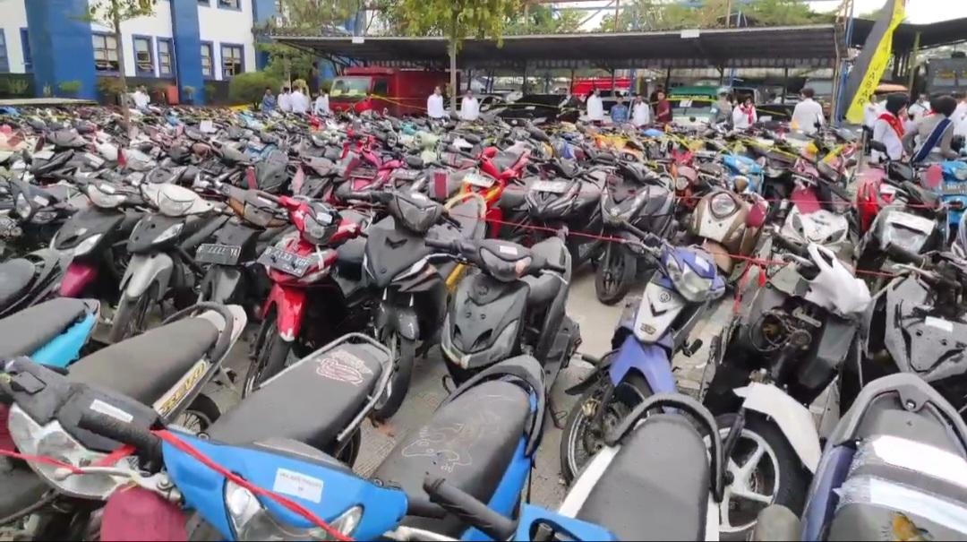 Sepeda-motor-berderet-di-Polda-Jabar.jpg