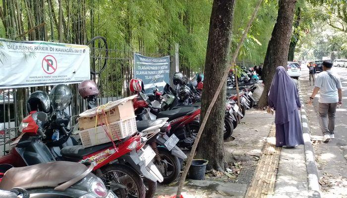 Sepeda-motor-diparkir-di-trotoar-di-depan-Kebun-Binatang-Bandung-Sabtu-1342024.jpg