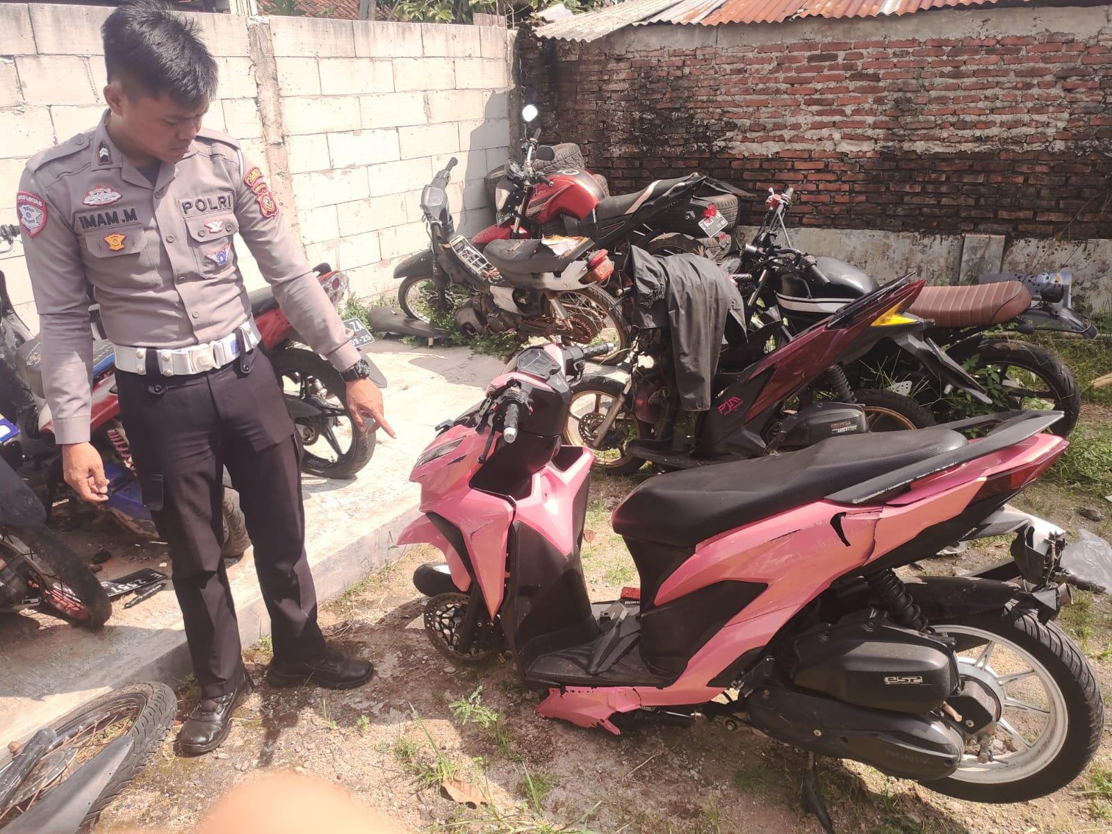 Sepeda-motor-yang-terlibat-kecelakaan-maut-di-Cirebon.jpg