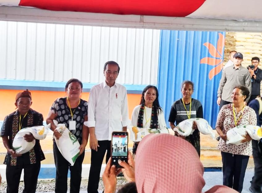 Seremonial-penyaluran-bantuan-pangan-beras-dilakukan-langsung-oleh-Presiden-RI-Joko-Widodo.jpg