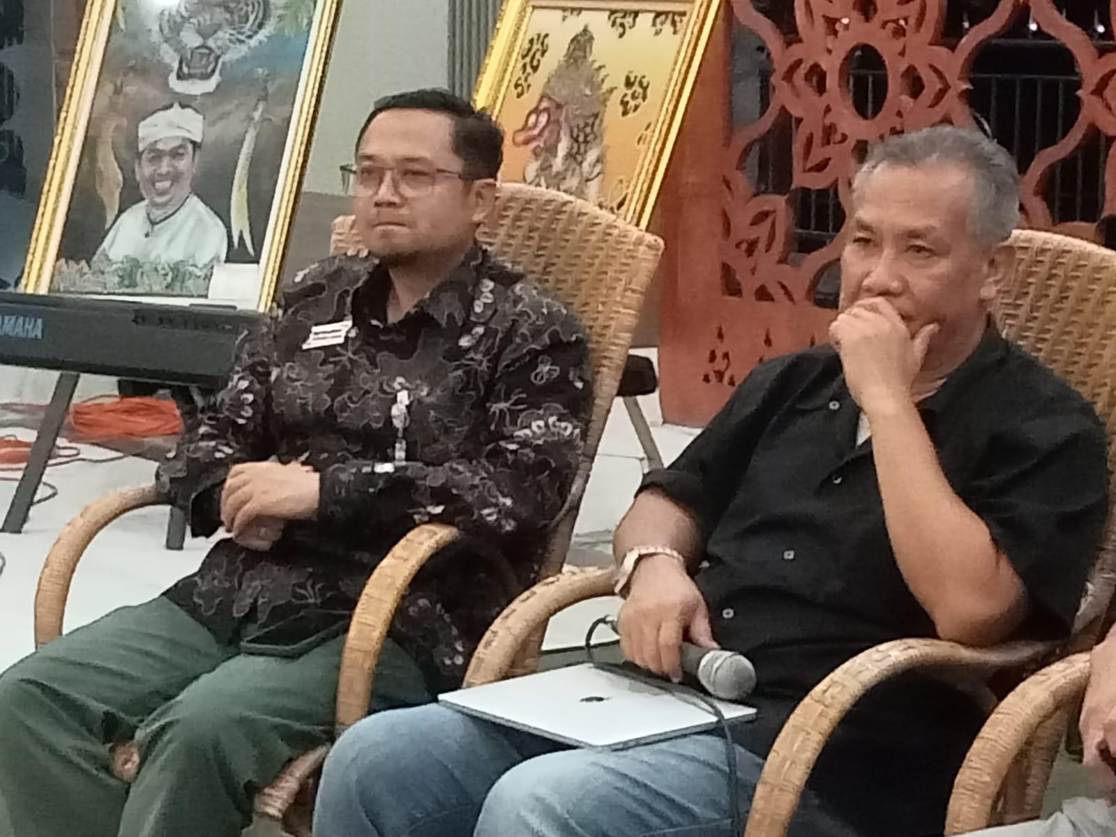Sigit-Winarto-dari-PT-KAI-selaku-Vice-President-Daop-3-Cirebon-kanan.jpg
