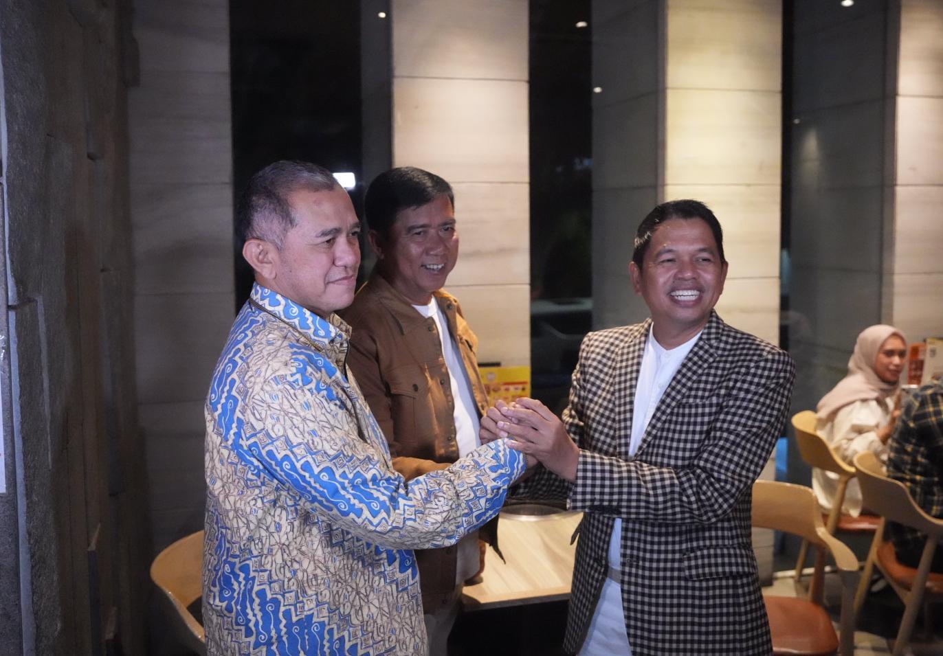 Singgih-Januratmoko-baju-batik-utusan-Airlangga-Hartarto-bersalaman-dengan-Dedi-Mulyadi.jpg