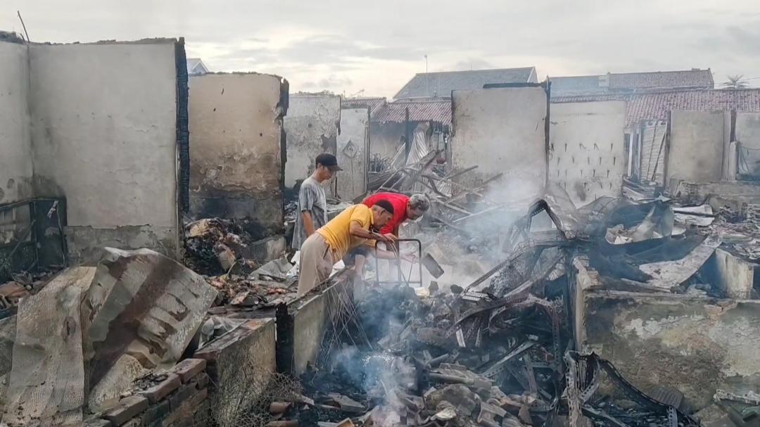 Sisa-sisa-kebakaran-di-Pasar-Lemahabang-Cirebon-Rabu-31122025.jpg