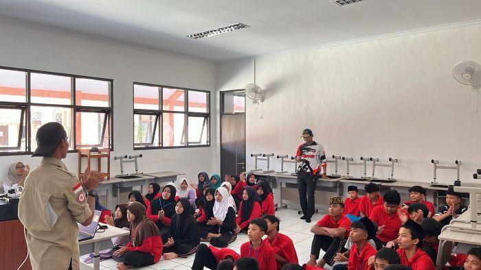Siswa-Sekolah-Rakyat-Terintegrasi-41-Kota-Tasikmalaya-ketika-mendapat-materi.jpg