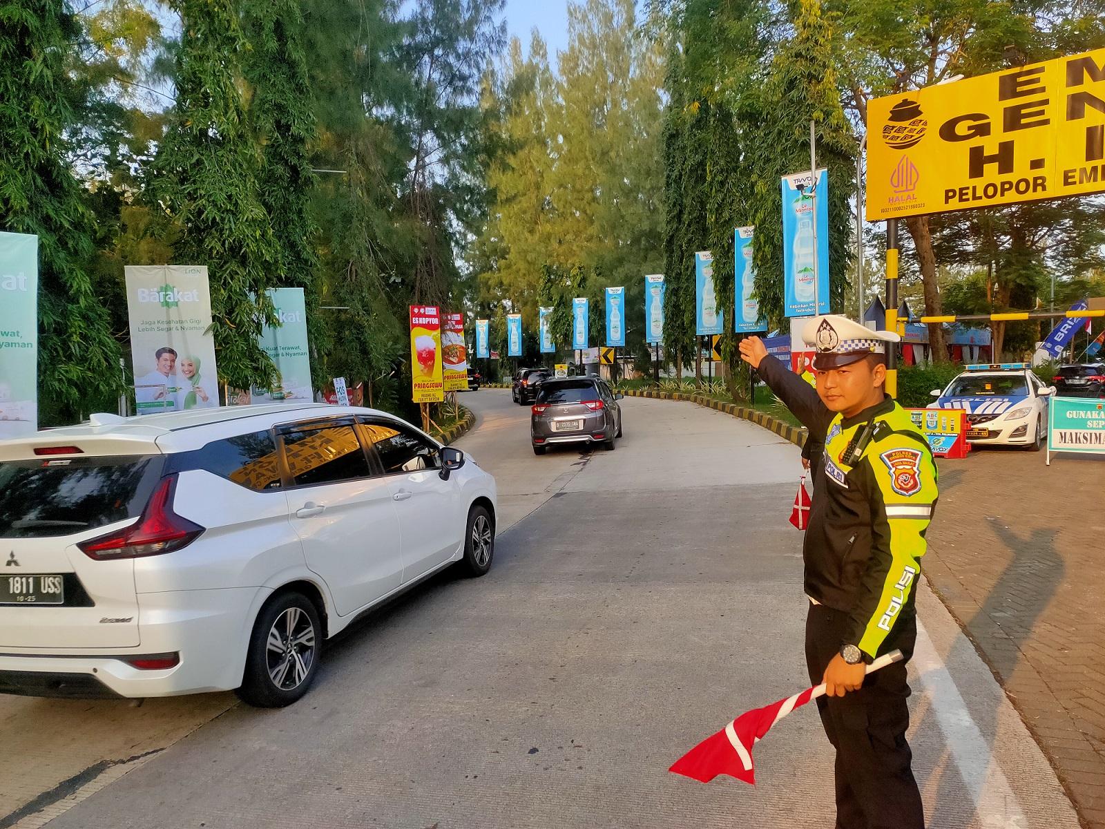 Situasi-di-pintu-masuk-rest-area-KM-207-Tol-Palikanci-Cirebon-Minggu-742024.jpg