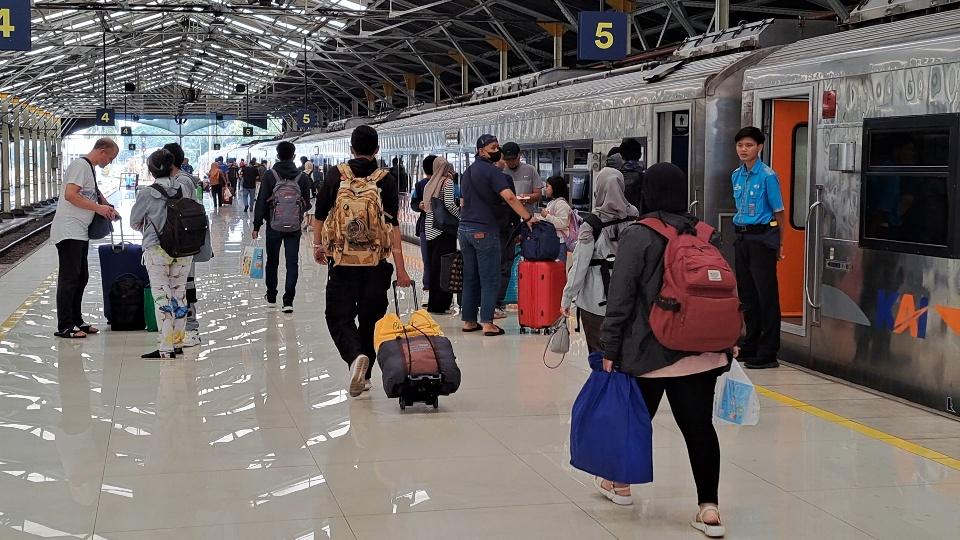 Situasi-keberangkatan-penumpang-di-salah-satu-peron-di-Stasiun-Bandung-Senin-842024.jpg