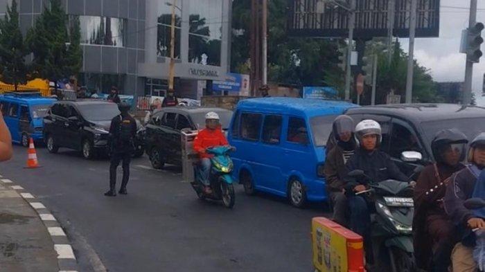 Sopir-angkot-tetap-beroperasi-di-Puncak-Bogor.jpg