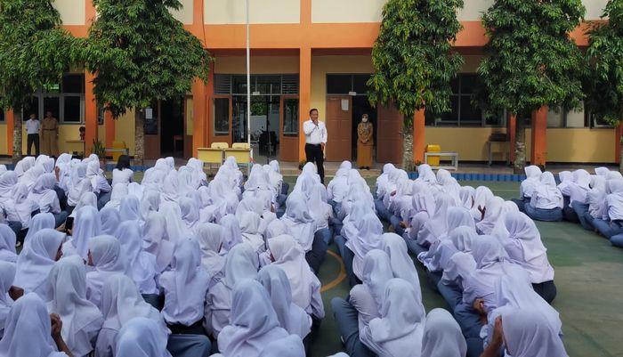 Sosialisasi-pencegahan-narkoba-kepada-pelajar-yang-dilakukan-Polres-Subang-di-sekolah.jpg
