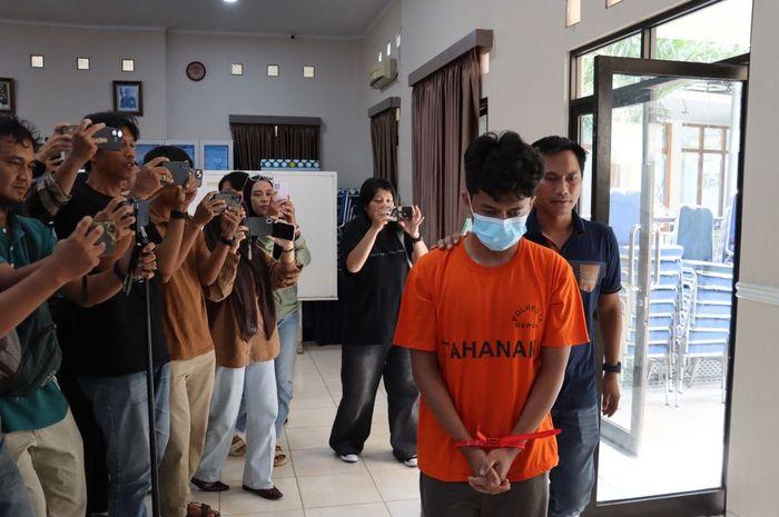 Sosok-pelaku-teror-bom-di-10-sekolah-di-Depok-Jawa-Barat.jpg