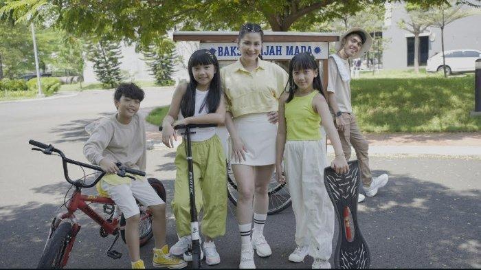 Sosok-penyanyi-Melisa-dan-Besthree-berfoto-saat-memperkenalkan-lagu-Abang-Tukang-Bakso.jpg
