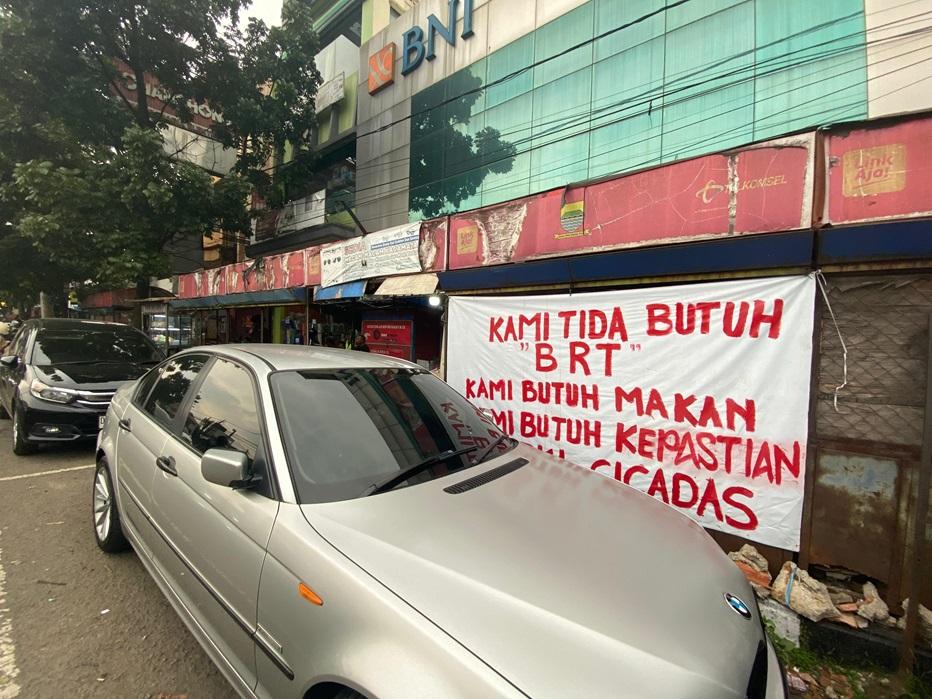 Spanduk-pembangunan-koridor-BRT-terpasang-di-Jalan-Ahmad-Yani-Kota-Bandung.jpg