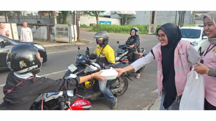 Srikandi-PLN-Tasikmalaya-menggelar-kegiatan-berbagi-takjil.jpg
