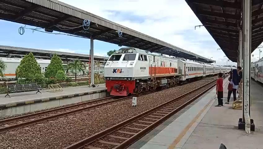Stasiun-Cirebon-Jumat-512024.jpg