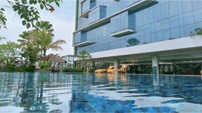 Staycation-Asyik-di-Hotel-Santika-Tasikmalaya-Menikmati-Kolam.jpg