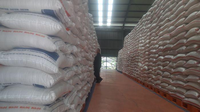 Stok-beras-di-gudang-Bulog-yang-terletak-di-Gedebage-Bandung-Selasa-7112023.jpg