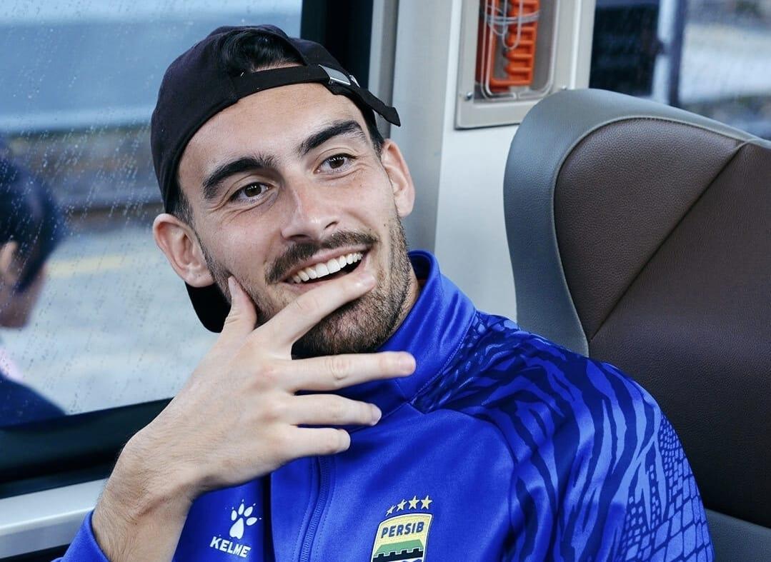 Striker-Persib-Andrew-Jung-dalam-perjalanan-ke-Solo-jelang-p.jpg