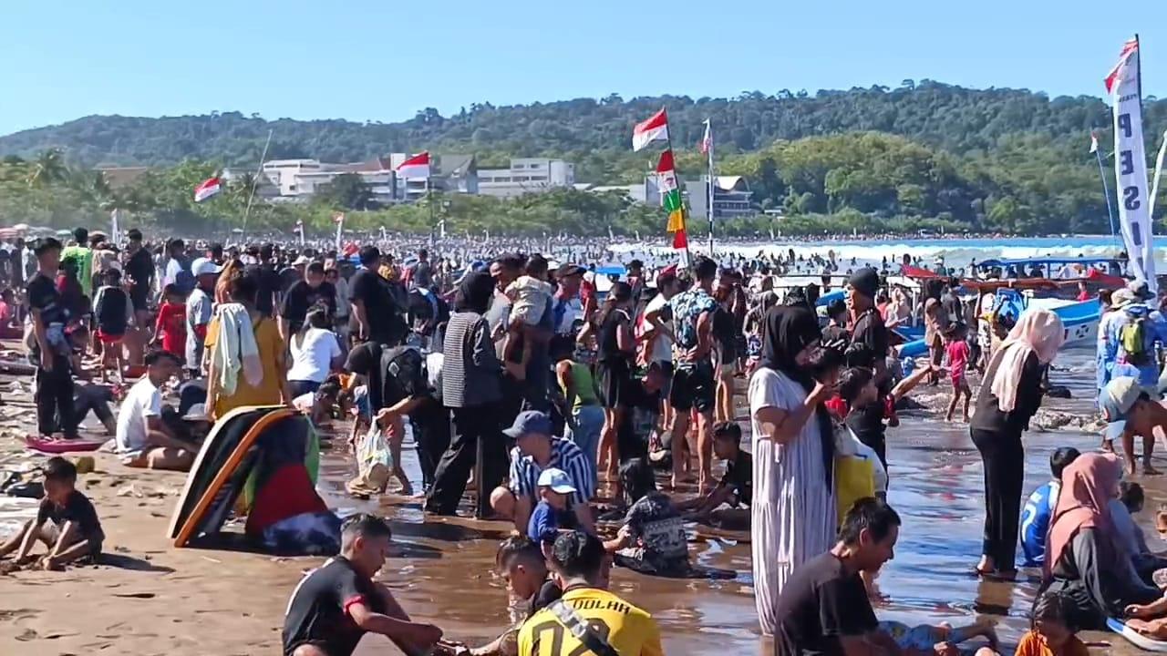 Suasana-Pantai-Pangandaran-Selasa-2432025.jpg
