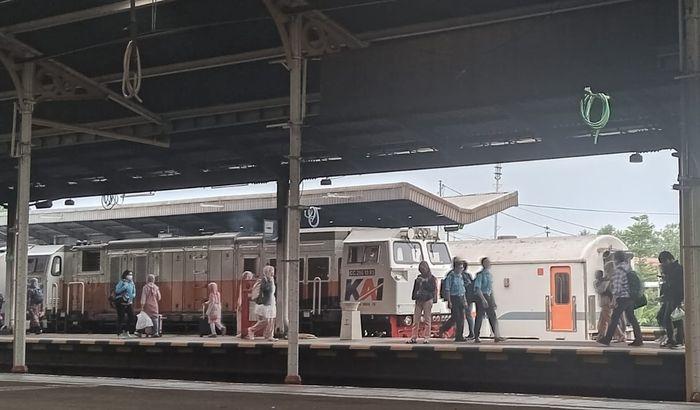 Puluhan Ribu Penumpang Naik dan Turun di Stasiun Cirebon Selama Libur Panjang