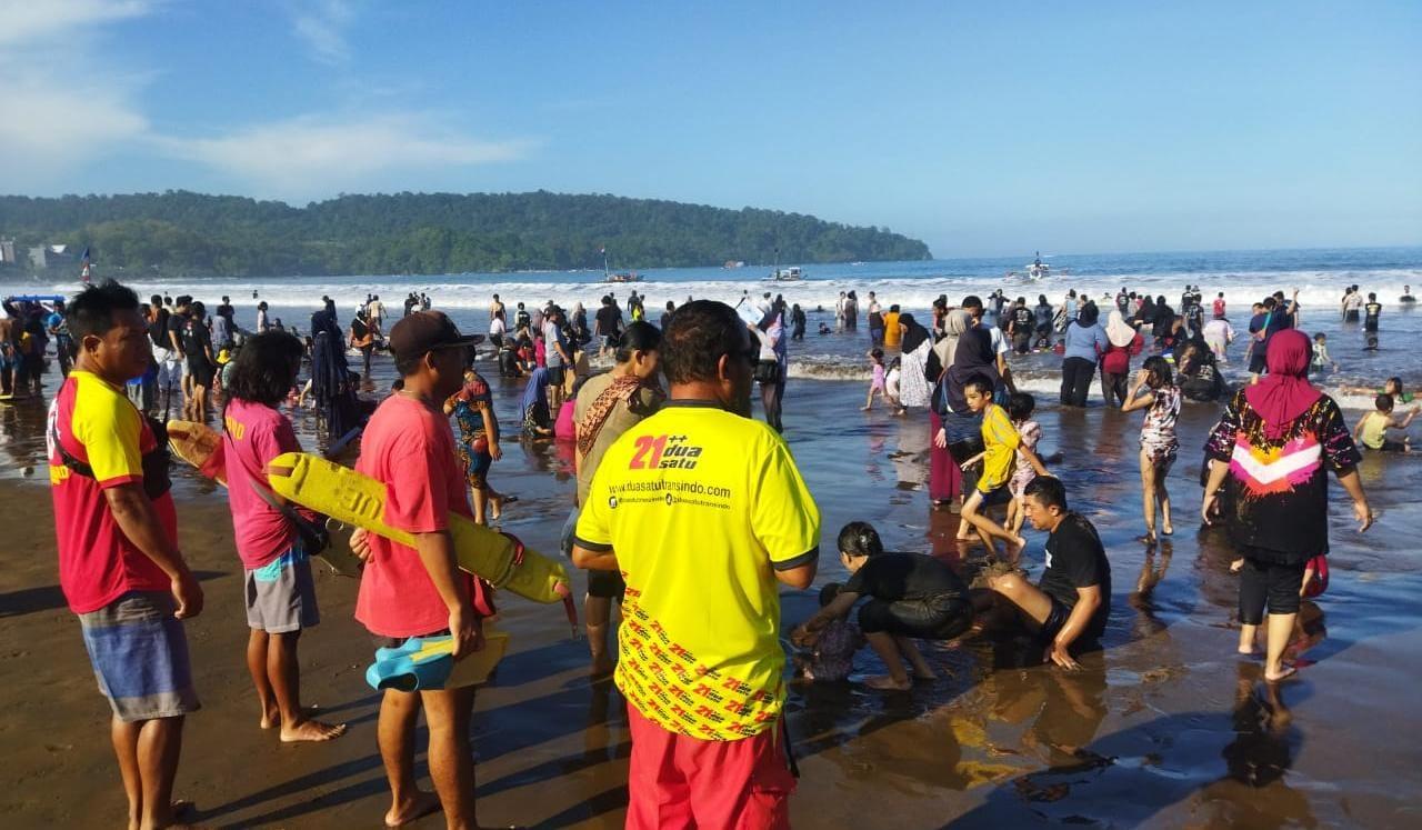 Suasana-aktivitas-wisata-di-Pantai-Barat-Pangandaran-Sabtu.jpg