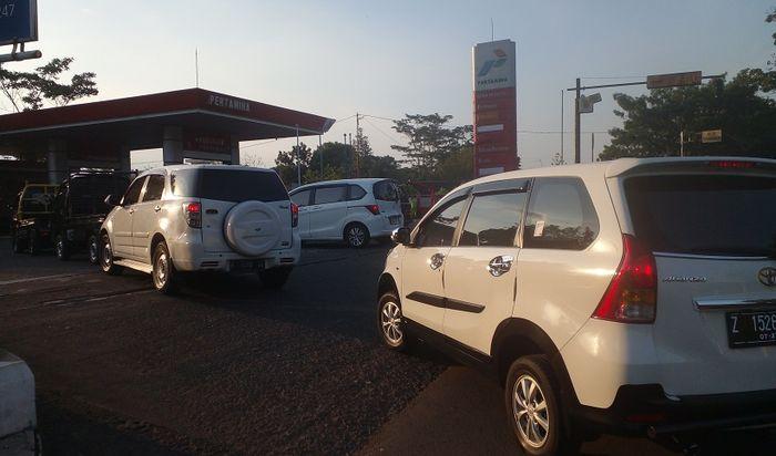 Suasana-antrean-mobil-saat-beli-Pertalite-di-SPBU-Jl-MR-Iwa-Kusuma-Sumantri-Ciamis.jpg