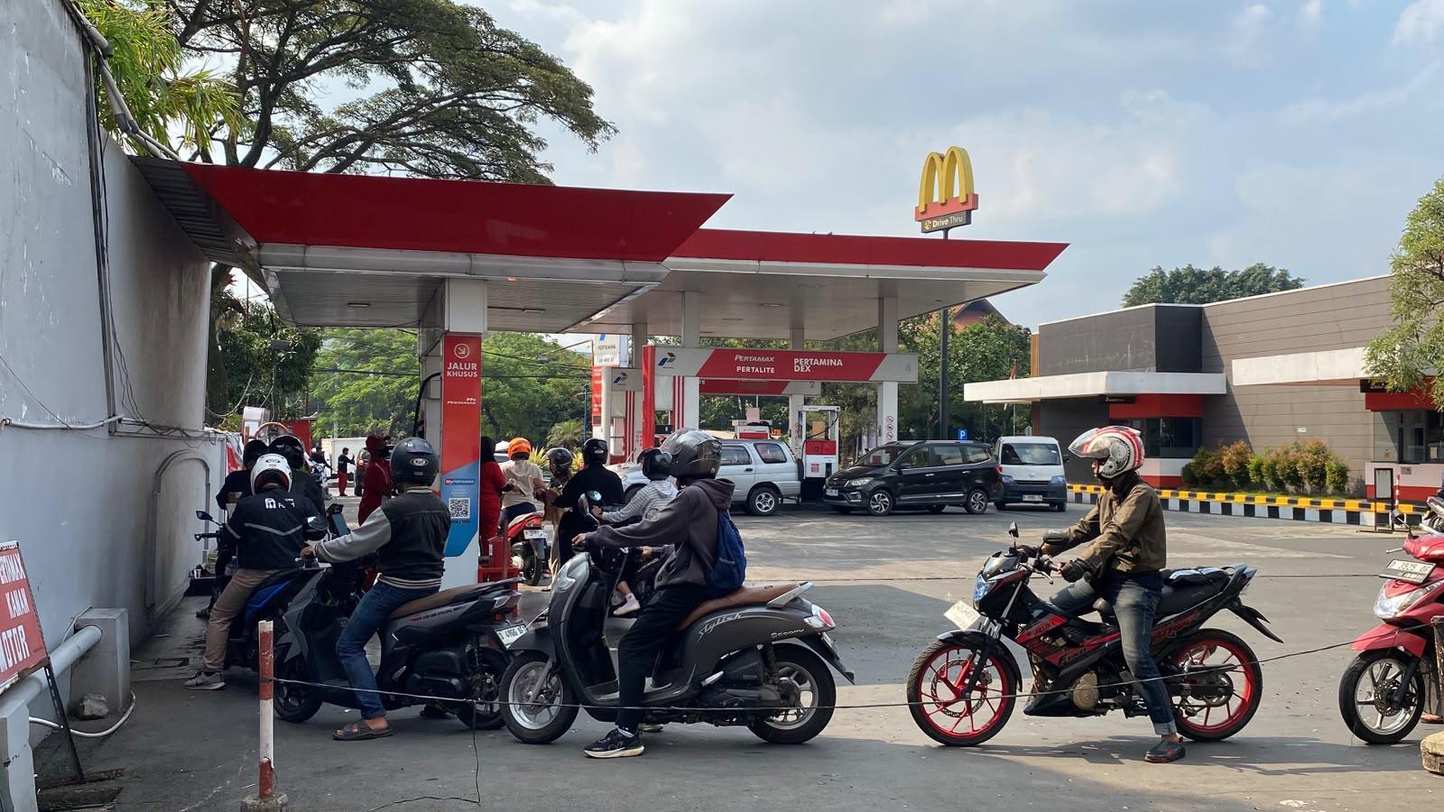 Suasana-antrean-peminat-Pertalite-di-SPBU-Jalan-Soekarno-Hatta-Kota.jpg